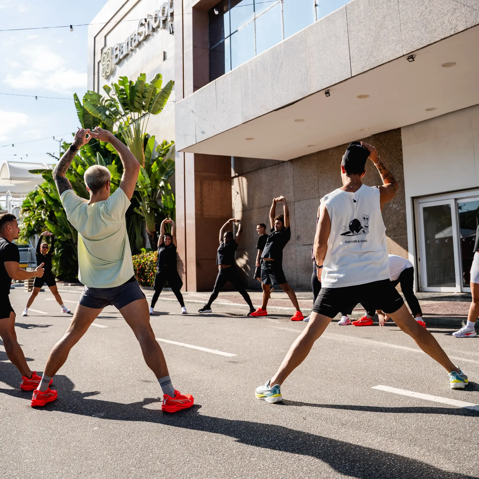 Turma fazendo aquecimento na rua