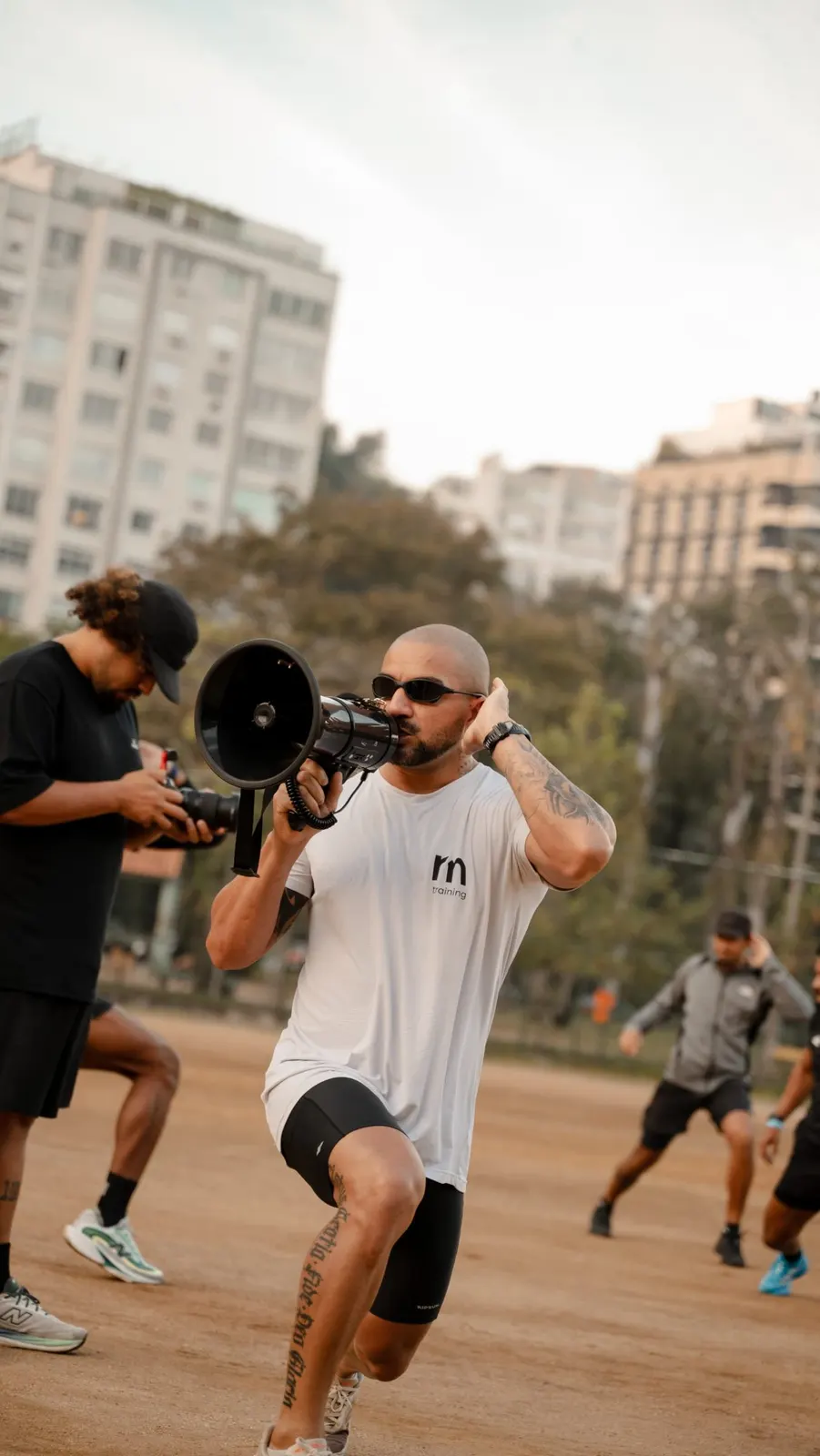 Treinador da mrn com megafone no treino
