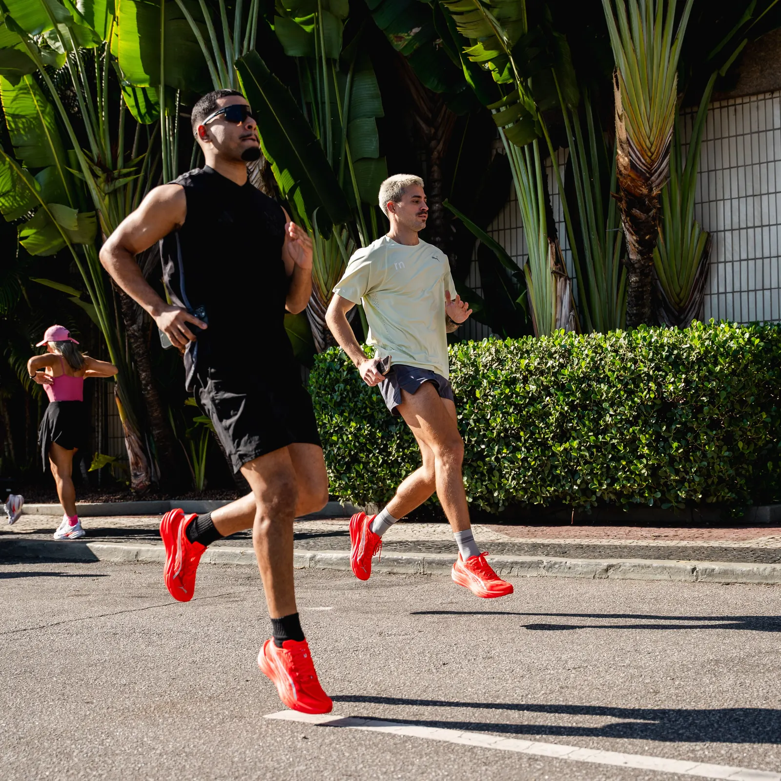 Dois corredores treinando lado a lado